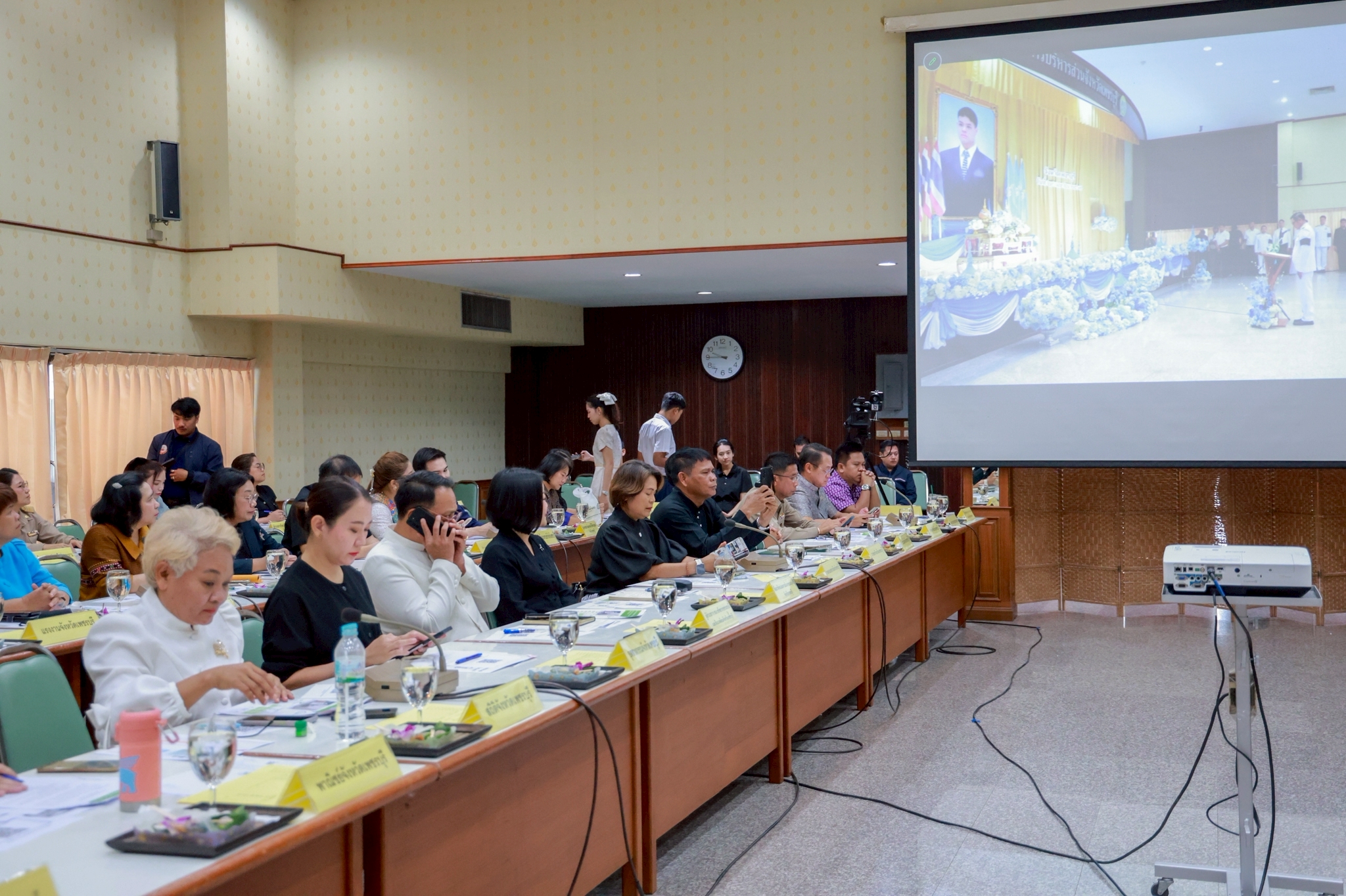title - ปฏิรูปที่ดินจังหวัดเพชรบุรี มอบหมายให้ นางสาวขวัญใจ เพชรสวน นักวิชาการปฏิรูปที่ดินชำนาญการ ร่วมประชุมคณะกรมการจังหวัดเพชรบุรี ประจำเดือนพฤษภาคม 2569